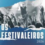 Cartaz com o fundo em azul escuro e no topo uma imagem recortada com um grupo de pessoas com os braços no ar virados para uma pessoa num palco também de braços no ar. Abaixo da imagem lê-se o título "Os Festivaleiros" e por baixo à direita lê-se "2026".